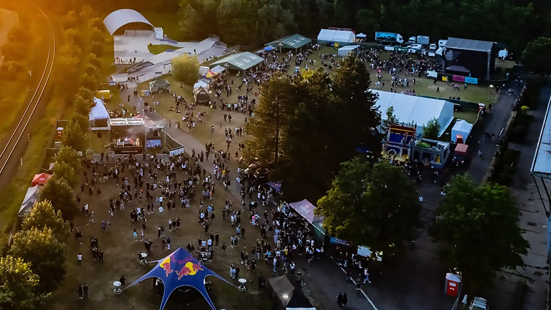 Detailní záběr na cihlové zdivo v Areálu 8