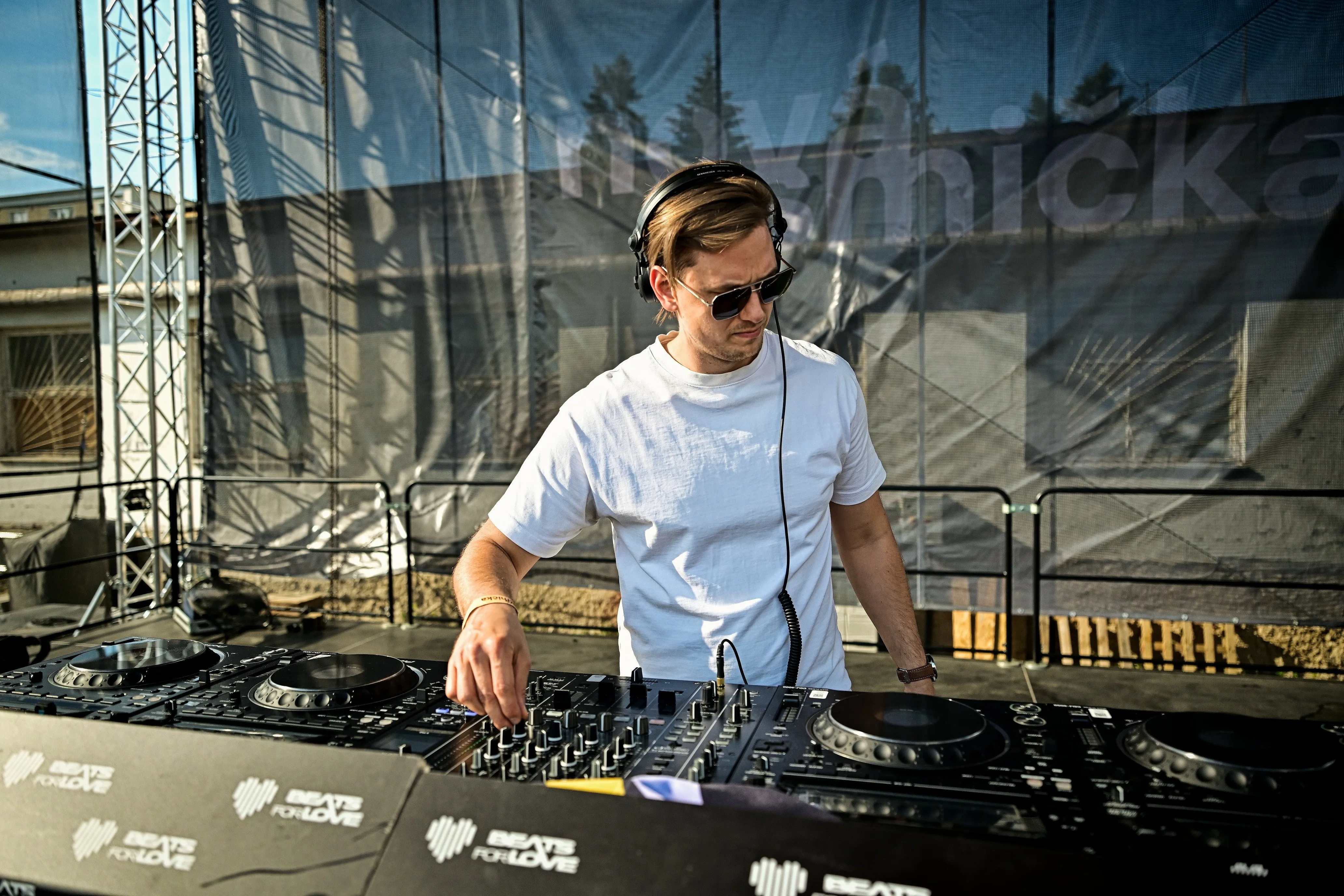 BEATS FOR LOVE EXPERIENCE - HYBRID MINDS