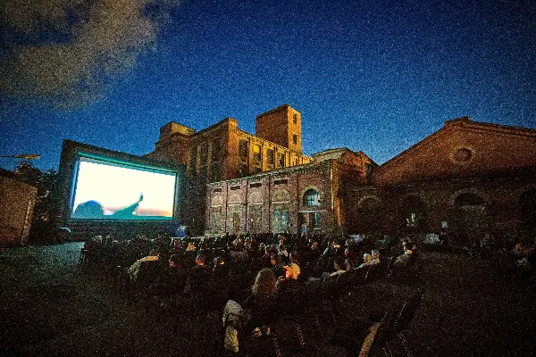 Letní kino pod komínem
