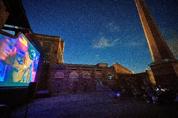 Letní kino pod komínem