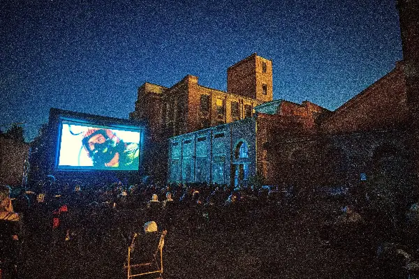 Letní kino pod komínem