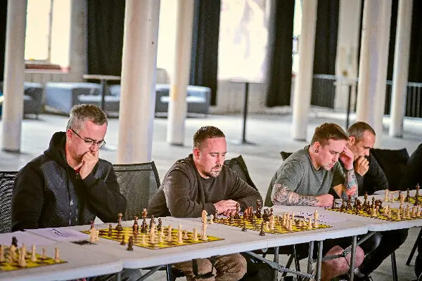 Šachová simultánka s velmistrem Jánem Markošem