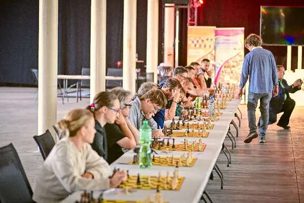 Šachová simultánka s velmistrem Jánem Markošem