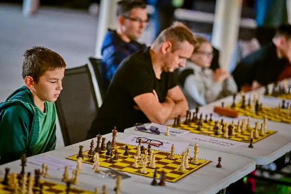 Šachová simultánka s velmistrem Jánem Markošem