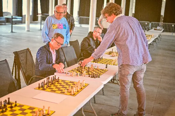 Šachová simultánka s velmistrem Jánem Markošem
